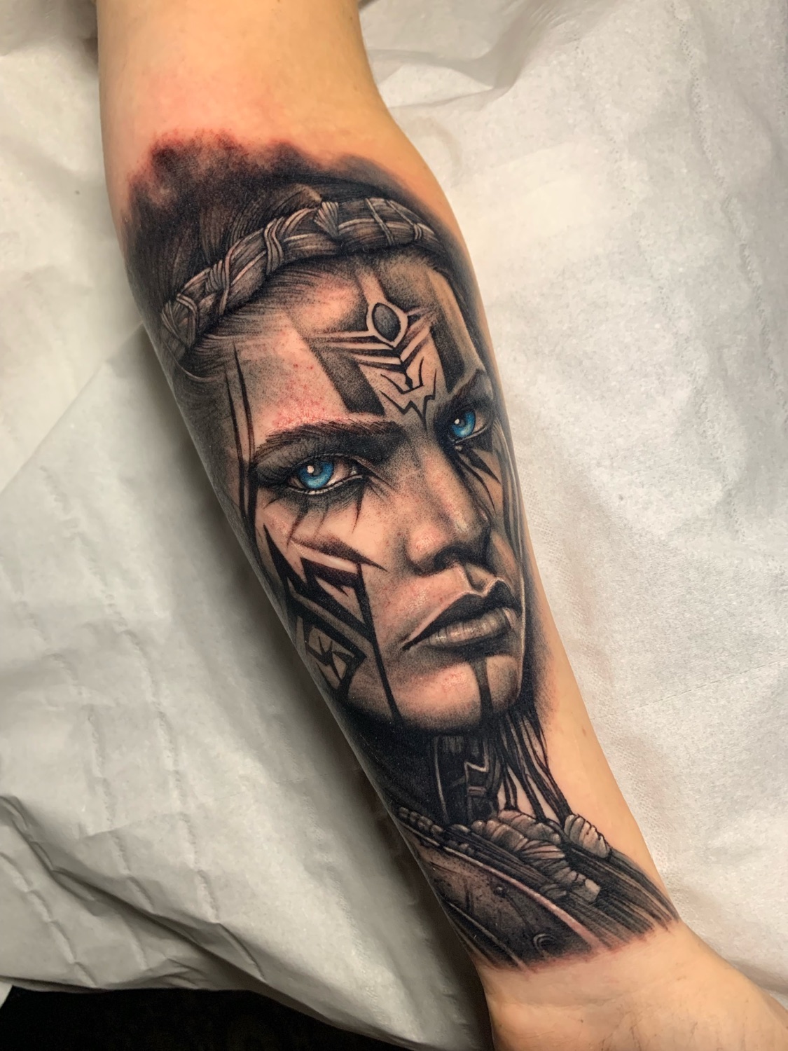 Tatouage portrait de guerrière en noir et gris sur l'avant-bras