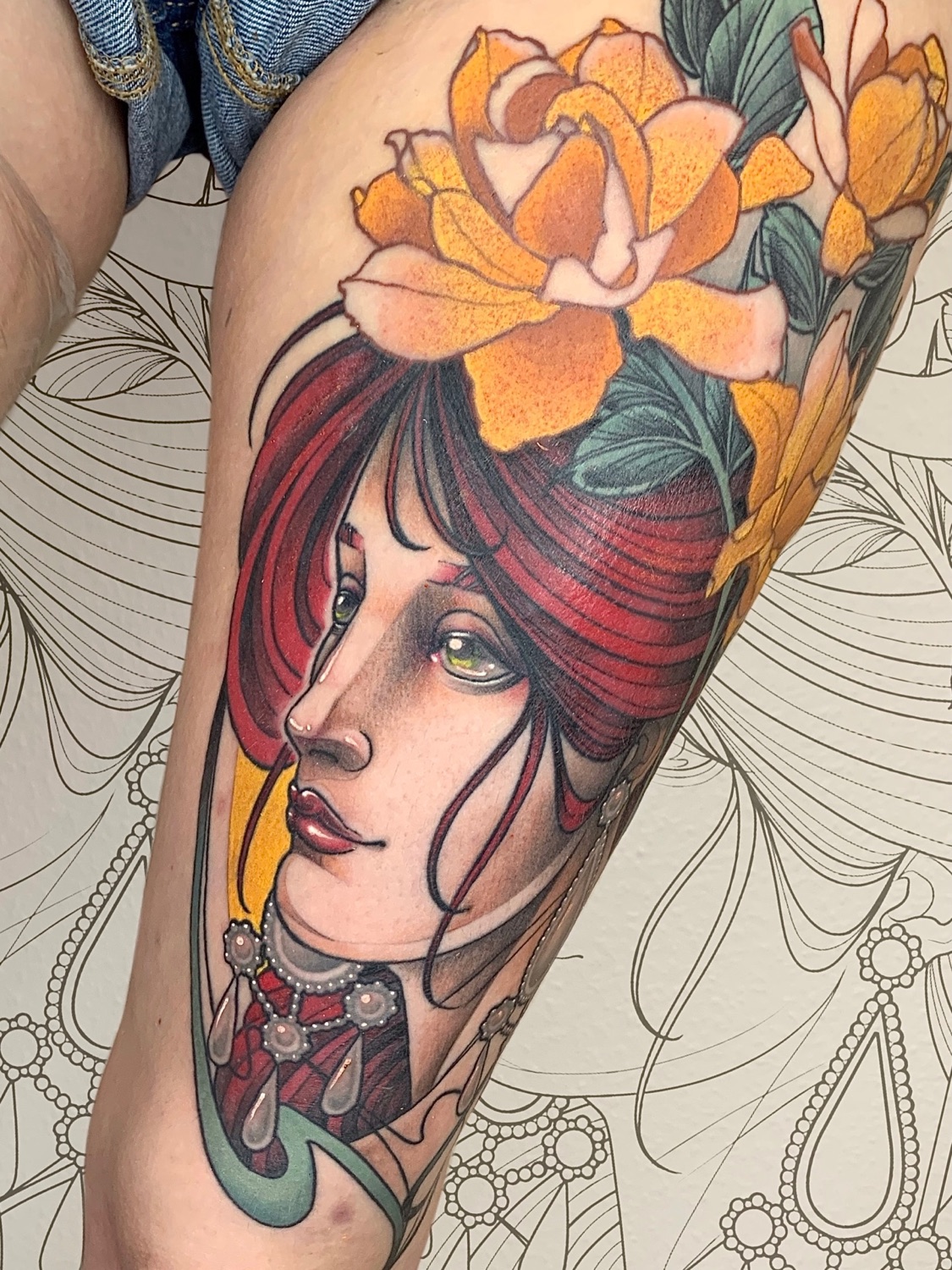 Tatouage portrait féminin art nouveau en couleur avec pivoine
