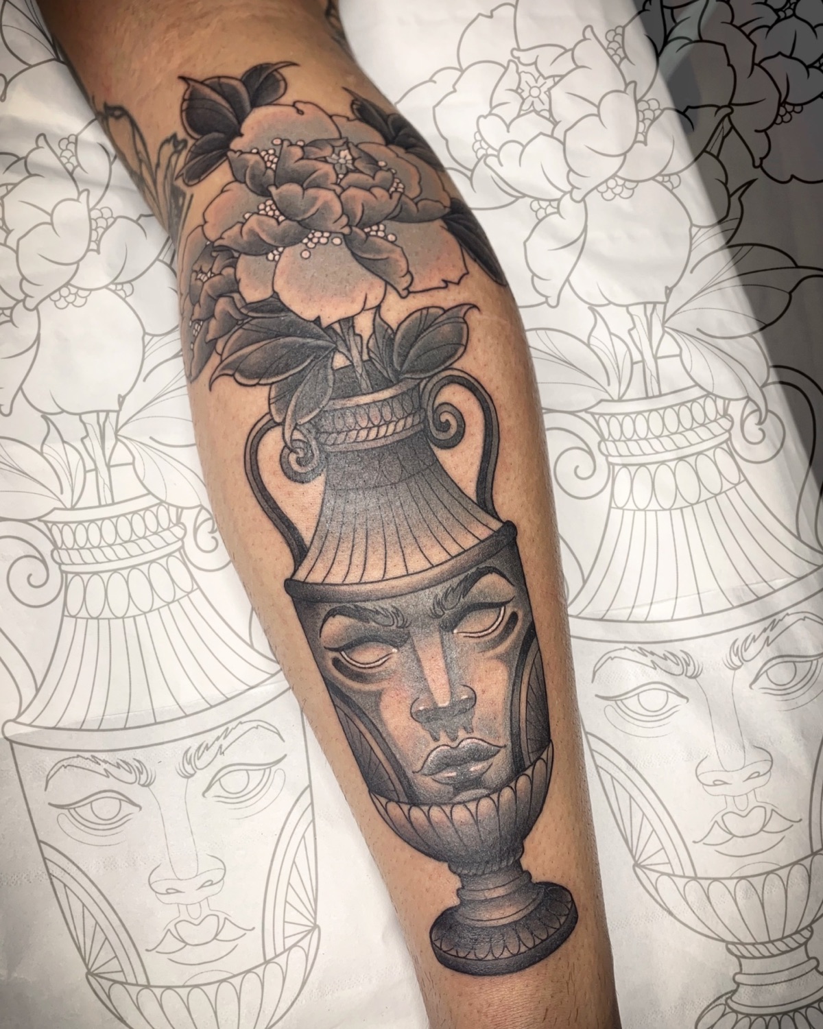 Tatouage urne antique au visage et pivoine en noir et gris