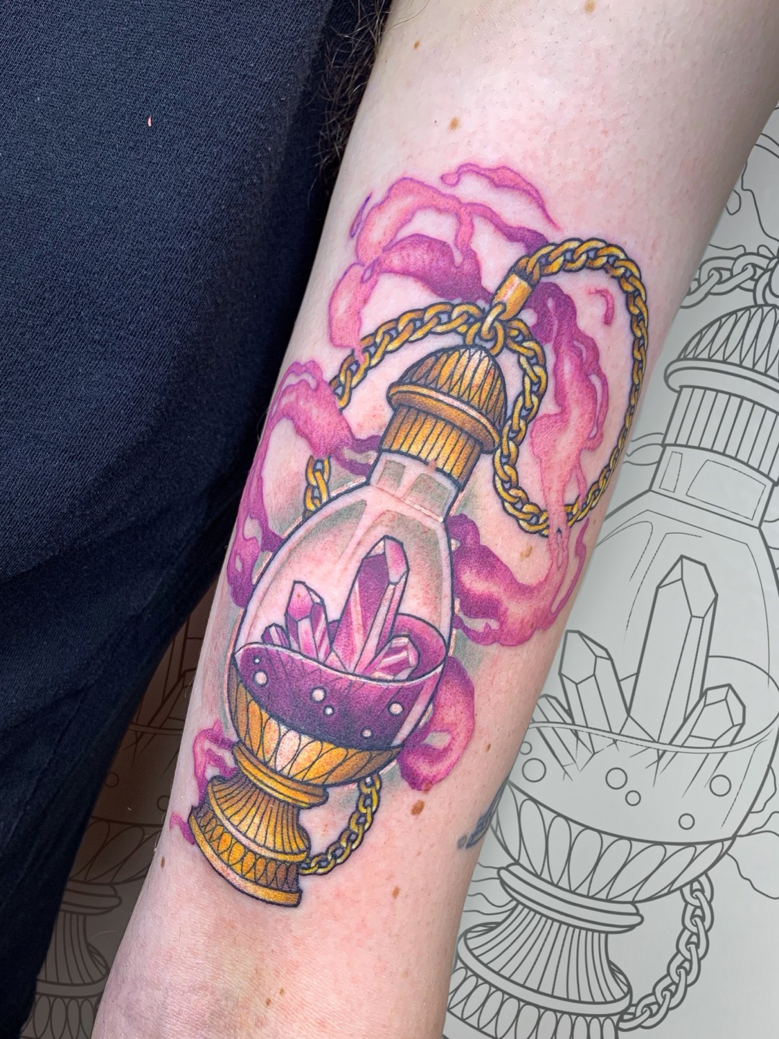 Tatouage néotraditionnel flacon et cristaux en couleur sur l'avant-bras